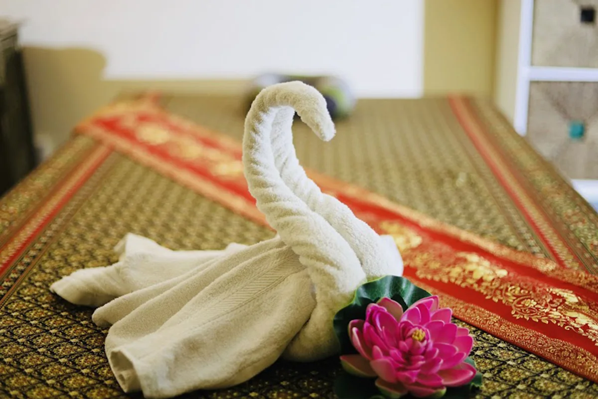Massage aux compresses chaudes aux herbes chez Sukjai Thai Massage à Genève Eaux-Vives