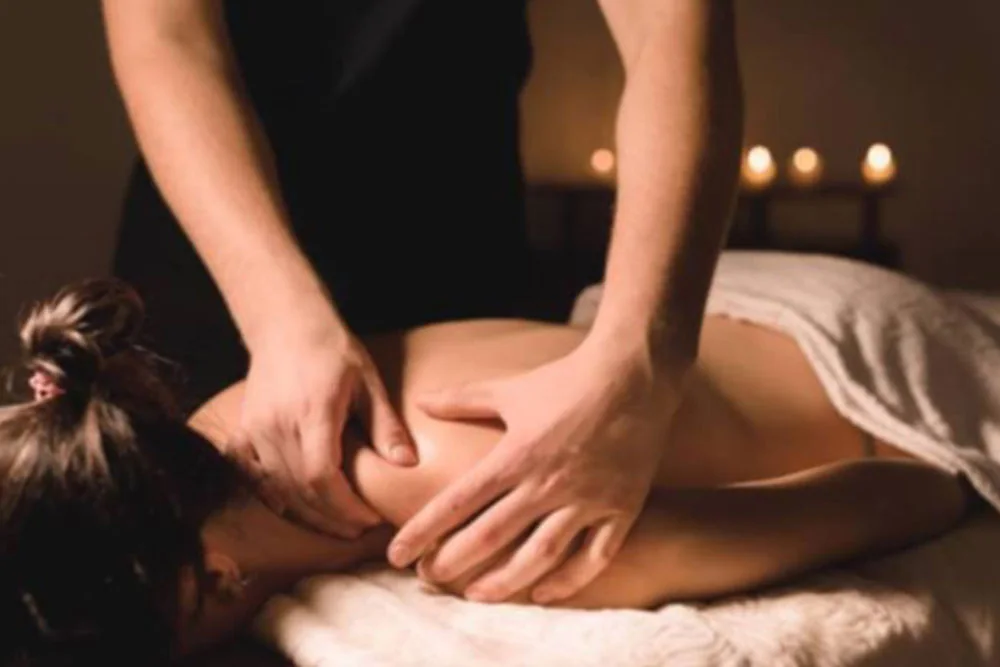 Massage aux pierres chaudes chez Sukjai Thai Massage à Genève Eaux-Vives
